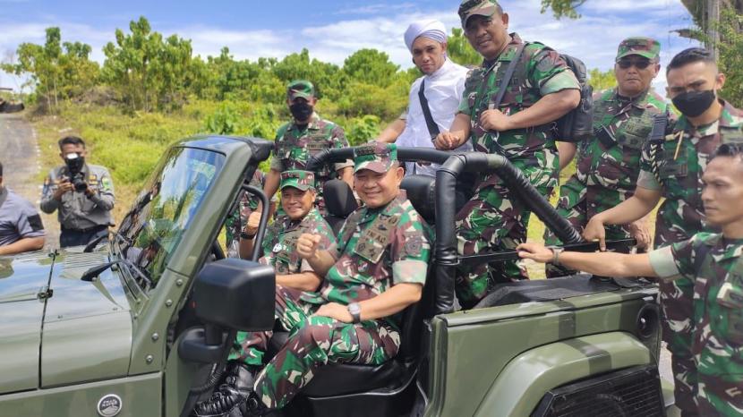 Kepala Staf Angkatan Darat (KSAD) Jenderal Dudung Abdurachman saat mengecek para prajurit TNI AD yang bertugas dinas di Papua Barat. Kemunculan Dudung di Papua dan Papua Barat adalah kunjungan perdananya setelah dilantik menjadi KSAD pada 17 November lalu.