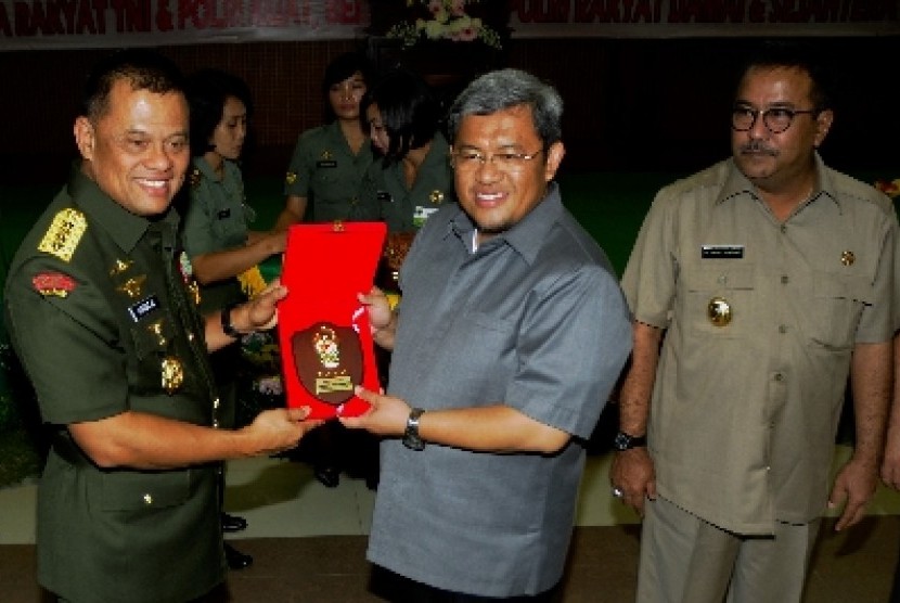 Kepala Staf Angkatan Darat (KSAD), Jenderal Gatot Nurmantyo (kiri).