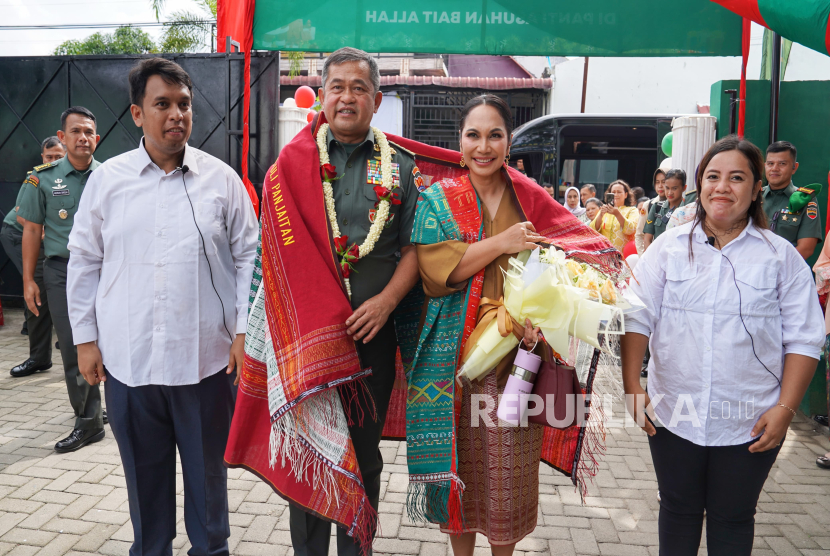 Kepala Staf Angkatan Darat (KSAD) Jenderal Maruli Simanjuntak bersama Ketua Umum Persit Kartika Chandra Kirana Uli Simanjuntak.