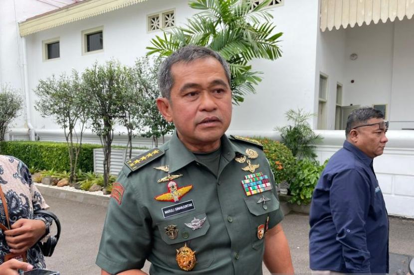 Kepala Staf Angkatan Darat (KSAD) Jenderal Maruli Simanjuntak menyampaikan keterangan pers di Istana Kepresidenan, Jakarta Pusat, pada Rabu (13/3/2024).