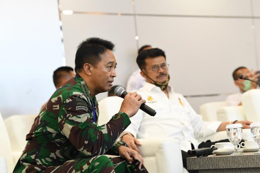 Kepala Staf, Angkatan Darat (KSAD) Jenderal TNI Andika Perkasa saat mendampingi Mentan Syahrul Yasin Limpo yang menyaksikan panen raya 2020 melalui perangkat pusat data Agriculture War Room (AWR), Rabu, 15 April 2020.