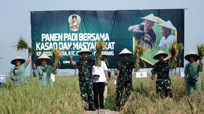 Kepala Staf Angkatan Darat (KSAD) Jenderal TNI Dudung Abdurachman melaksanakan program mendukung ketahanan pangan di di Dusun Sadariwan, Desa Kedungjaya, Kecamatan Cibuaya, Karawang, Jawa Barat.