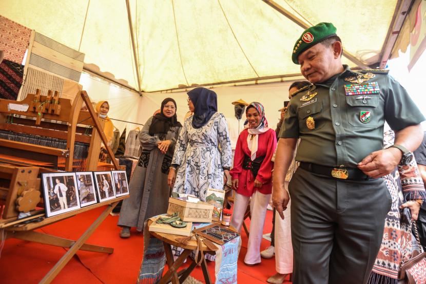 Kepala Staf Angkatan Darat (KSAD) Jenderal TNI Dudung Abdurachman (kanan).