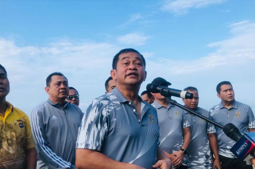 Kepala Staf Angkatan Darat (KSAD) Jenderal Maruli Simanjuntak memberikan penjelasan terkait pendekatan militer di Papua usai acara pelepasan tukik di Pantai Pandawa, Kabupaten Badung, Bali, Jumat (26/4/2024). 