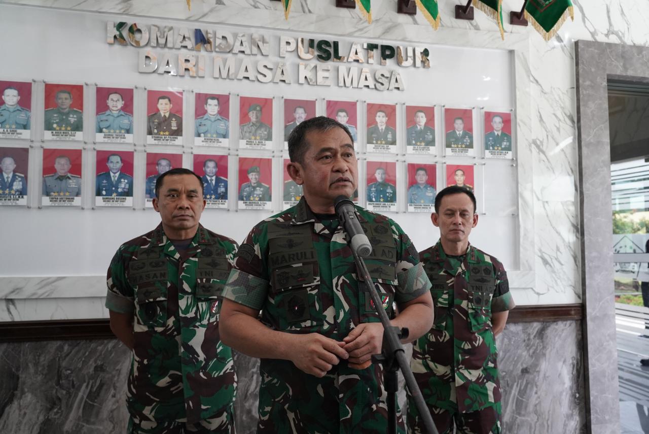 Kepala Staf Angkatan Darat (KSAD) Jenderal TNI Maruli Simanjuntak, M.Sc., berdialog dengan awak media selepas mengunjungi Lahan Ketahanan Pangan di Puslatpur Baturaja dan penyerahan sertifikat tanah oleh Menteri ATR/Kepala BPN Nusron Wahid kepada KSAD atas lahan Puslatpur seluas 42.000 hektar yang dikelola oleh Puslatpur TNI AD. KSAD berkesempatan menyampaikan beberapa hal penting terkait revisi UU TNI, Rabu (12/3/2025).