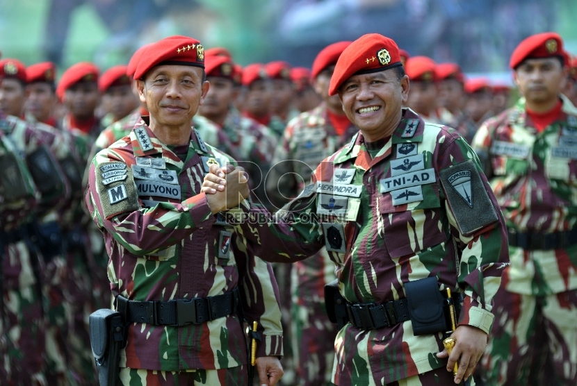 Kepala Staf Angkatan Darat (KSAD) Jenderal TNI Mulyono (kiri) melakukan salam komando dengan Komandan Jenderal Kopassus Mayjend Muhammad Herindra (kanan) usai upacara penyematan brevet kehormatan dari Kopassus di Makopassus, Cijantung, Jakarta, Jumat (24/9