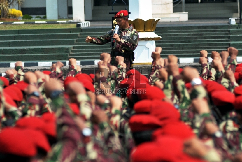 Kepala Staf Angkatan Darat (KSAD) Jenderal TNI Mulyono (tengah)memberikan pengarahan usai menerima brevet kehormatan di Markas Kopassus, Cijantung, Jakarta, Jumat (24/9). 