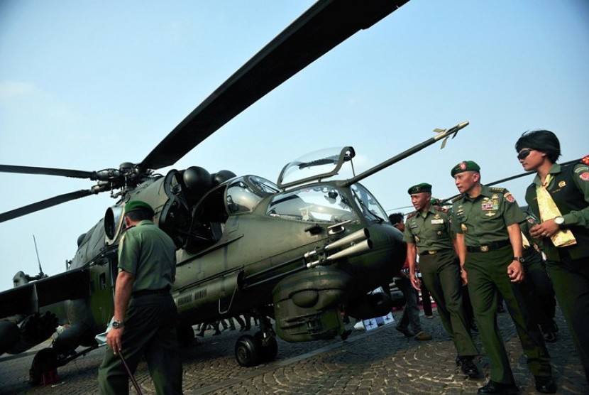 Kepala Staf Angkatan Darat (KSAD), Jenderal TNI Pramono Edhie Wibowo (dua kanan), meninjau kesiapan pameran Alat Utama Sistem Senjata (Alutsista) TNI Angkatan Darat (AD) di lapangan Monas, Jakarta, Kamis (4/10).