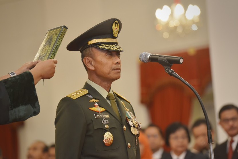 Kepala Staf Angkatan Darat (KSAD) Letnan Jenderal TNI Mulyono mengucapkan sumpah jabatan saat pelantikan yang dipimpin Presiden Joko Widodo di Istana Merdeka, Jakarta, Rabu (15/7). 