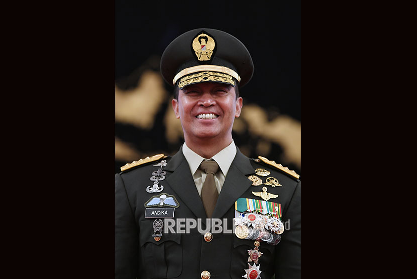 Kepala Staf Angkatan Darat (KSAD) yang baru Jenderal TNI Andika Perkasa berpose seusai pelantikan oleh Presiden Joko WIdodo di Istana Merdeka, Jakarta, Kamis (22/11/2018). 