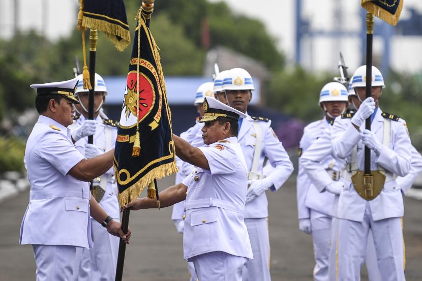Kepala Staf Angkatan Laut (KASAL) Laksamana TNI Yudo Margono (kiri) memberikan bendera pataka kepada Laksamana Muda TNI Abdul Rasyid K (kanan) saat Upacara Serah Terima Jabatan (Sertijab) Panglima Komando Armada (Pangkoarmada) RI, Pangkoarmada II dan Komandan Sekolah Tinggi Teknologi Angkatan Laut (STTAL) di Dermaga Sunda Komplek Satuan Kapal Koarmada I, Pondok Dayung, Tanjung Priok, Jakarta Utara, Senin (13/6/2022). Kepala Staf Angkatan Laut (KASAL) Laksamana TNI Yudo Margono melantik tiga jabatan strategis antara lain, Laksamana Muda TNI Abdul Rasyid K sebagai Pangkoarmada RI menggantikan Laksamana Madya TNI Agung Prasetiawan, sedangkan jabatan Pangkoarmada II dari Laksamana Muda TNI Iwan Isnurwanto digantikan oleh Laksamana Muda TNI T.S.N.B Hutabarat dan jabatan Komandan STTAL dari Laksamana Pertama TNI Avando Bastari digantikan oleh Kolonel Laut (E) Mukhlis. 