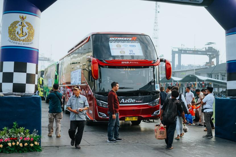 Kepala Staf Angkatan Laut (KSAL) Laksamana TNI Muhammad Ali melepas keberangkatan  120 bus Mudik Bersama Keluarga Besar TNI AL di Jakarta, Jumat (5/4/2024). 