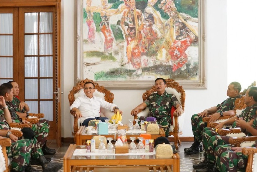 Kepala Staf Angkatan Laut (KSAL) Laksamana TNI Siwi Sukma Adji (kanan) berbincang dengan Bupati Banyuwangi, Abdullah Azwar Anas, di Pendopo Sabha Swagata Blambangan, Banyuwangi, Sabtu (7/9).