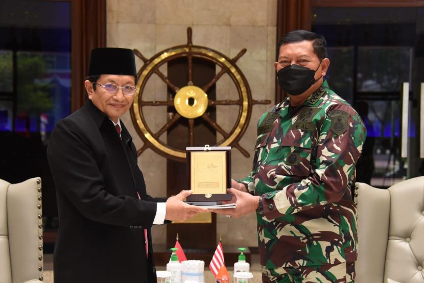 Kepala Staf Angkatan Laut (KSAL) Laksamana TNI Yudo Margono menerima kunjungan Imam Besar Masjid Istiqlal KH Nasaruddin Umar di Gedung Utama, Mabesal, Cilangkap, Jakarta Timur, Rabu (6/10). 