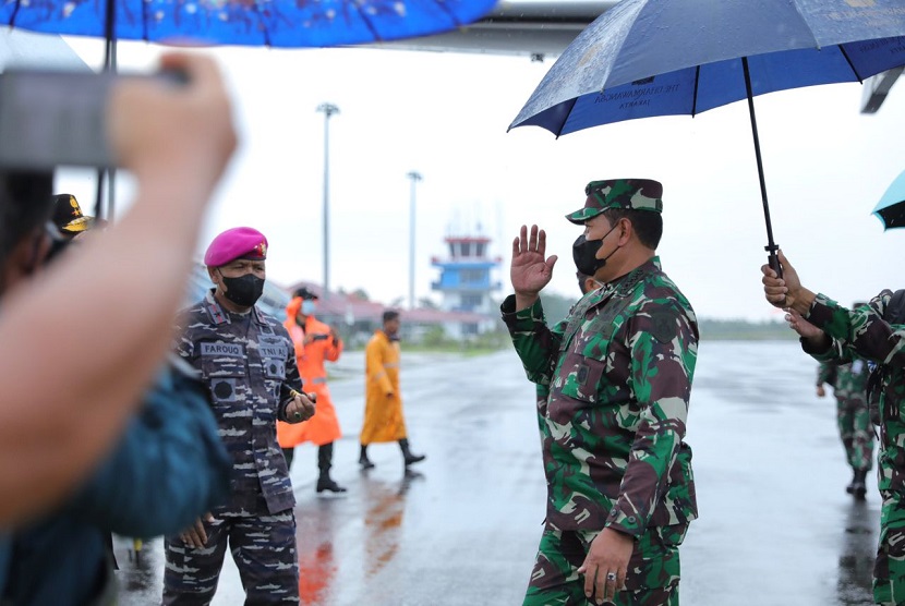 Kepala Staf Angkatan Laut (KSAL) Laksamana TNI Yudo Margono turun dari pesawat bersama Gubernur Kepulauan Bangka Belitung (Babel), Erzaldi Rosman. Mereka langsung menuju ruang istirahat bandara sebelum melanjutkan agenda. 