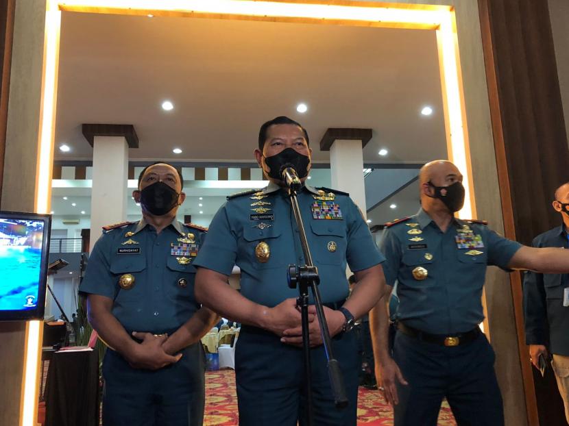 Kepala Staf Angkatan Laut (KSAL) Laksamana TNI Yudo Margono (tengah) saat memberikan keterangan pers di Lembaga Pendidikan Sekolah Tinggi Teknologi Angkatan Laut (STTAL), Jakarta Pusat, Rabu (25/5).
