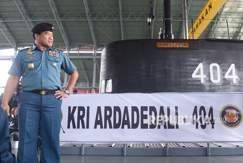 Kepala Staf Angkatan Laut Laksamana TNI Ade Supandi (kiri) meninjau KRI Ardadedali-404 ketika tiba di Dermaga Kapal Selam Koarmatim, Ujung, Surabaya, Jawa Timur, Kamis (17/5). 