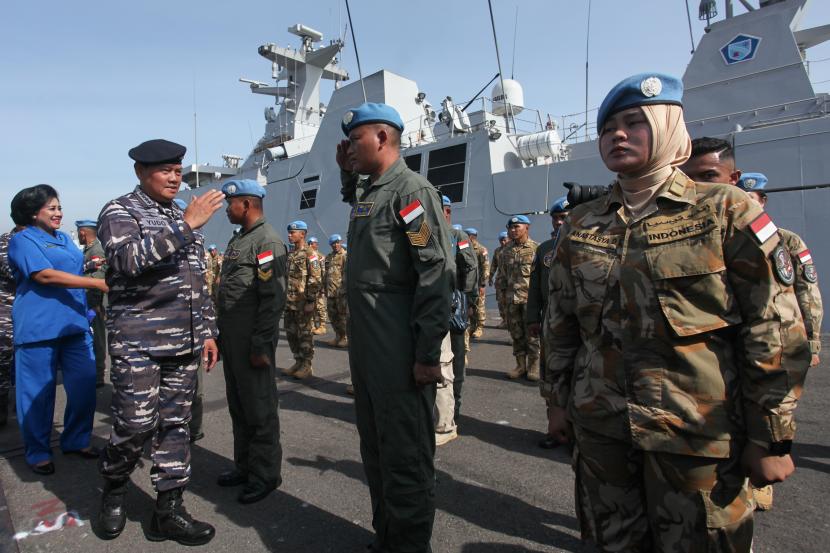 KSAL Berikan Pesan Khusus untuk Penerus Pangkoarmada RI. Foto: Kepala Staf Angkatan Laut Laksamana TNI Yudo Margono (kedua kiri) menerima penghormatan dari personel TNI Angkatan Laut yang tergabung dalam Satuan Tugas (Satgas) Maritime Task Force (MTF) TNI Konga XXVIII-M/UNIFIL TA 2020 di Koarmada II, Surabaya, Jawa Timur, Sabtu (3/9/2022). Satgas yang telah melaksanakan misi perdamaian dunia di Lebanon sejak bulan April 2021 sampai Agustus 2022 itu telah tiba di Surabaya. 