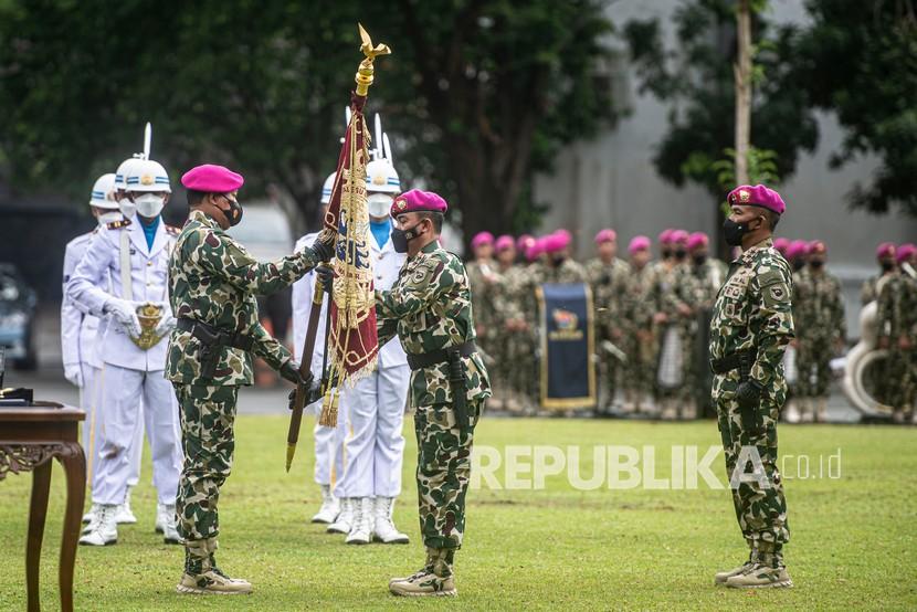 Kepala Staf Angkatan Laut Laksamana TNI Yudo Margono (kiri) menyerahkan Pataka Korps Marinir Jalesu Bhumyamca Jayamahe kepada pejabat baru Komandan Korps Marinir Mayjen TNI (Mar) Widodo Dwi Purwanto (tengah) disaksikan pejabat lama Mayjen TNI (Mar) Suhartono (kanan) dalam Upacara Serah Terima Jabatan Komandan Korps Marinir (Dankormar) di Markas Komando Korps Marinir, Kwitang, Jakarta, Senin (7/2/2022). Mayjen TNI (Mar) Widodo Dwi Purwanto resmi menjabat sebagai Dankormar menggantikan Mayjen TNI (Mar) Suhartono. 