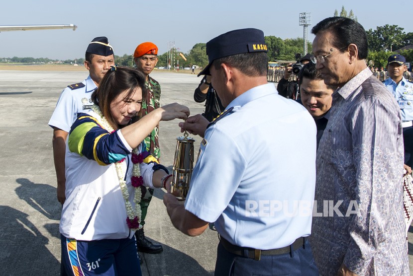 Chief of Staff of the Indonesian Air Force Marshal Yuyu Sutisna (third right) accompanied by Yogyakarta Governor Sri Sultan HB X (right), and INASGOC Chairman Erick Thohir (second right) receives Asian Games 2018 torch from a legendary badminton player Susi Susanti (left) at Adisutjipto Air Force Base in Sleman, Yogyakarta, Tuesday (July 17).