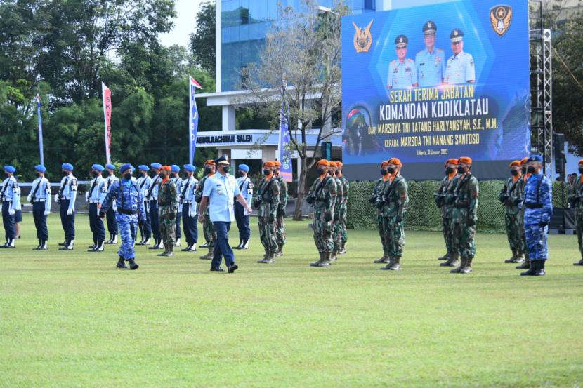 Kepala Staf Angkatan Udara (KSAU) Marsekal Fadjar Prasetyo memimpin sertijab Dankodiklatau dari Marsekal Madya (Marsdya) Tatang Harlyansyah kepada Marsekal Muda (Marsda) Nanang Santoso di Markas Kodiklatau, kawasan Halim Perdanakusuma, Jakarta Timur, Senin (31/1/2022). 