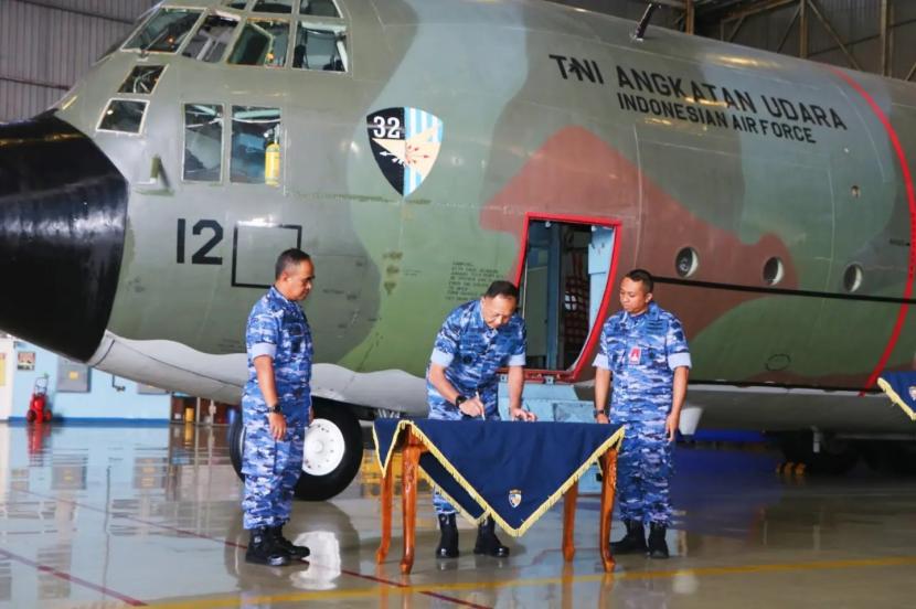 Kepala Staf Angkatan Udara (KSAU) Marsekal Fadjar Prasetyo menghadiri tradisi penghentian operasi pesawat C-130B Hercules A-1312 di di Skadron 32 Lanud Abdurrachman Saleh, Kecamatan Pakis, Kabupaten Malang, Jawa Timur, Jumat (13/1/2023).