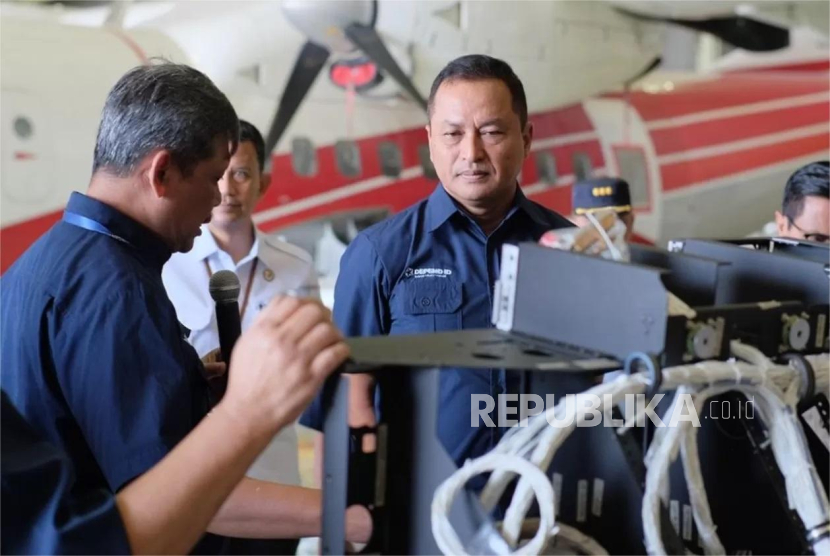 Kepala Staf Angkatan Udara (KSAU) Marsekal Mohamad Tonny Harjono meninjau perkembangan drone Elang Hitam di hangar PT DI, Kota Bandung, Jawa Barat, Selasa (11/3/2025).