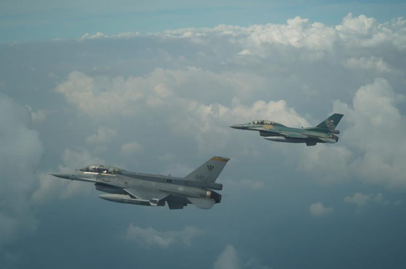 Dua pesawat F-16 milik Indonesia dan Singapura mengadakan pertemuan di udara atau meet in the air, pada Oktober. Indonesia dan Singapura memiliki perjanjian flight information region (FIR) yang masih menunggu diratifikasi. (ilustrasi)