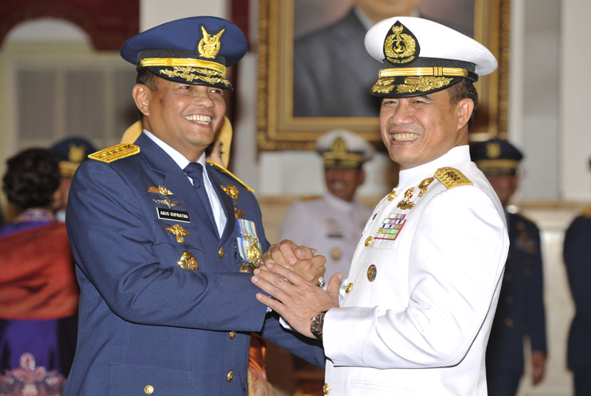 Kepala Staf Angkatan Udara (KSAU) TNI Marsekal Madya TNI Agus Supriatna (kiri) bersalaman dengan Kepala Staf Angkatan Laut (KSAL) Laksamana Madya Ade Supandi (kanan).