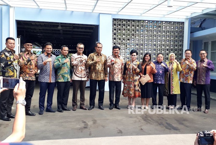 Kepala Staf Angkatan Udara Marsekal Hadi Tjahjanto sarapan pagi bersama Anggota Komisi I DPR RI di rumah dinasnya, Halim, Jakarta Timur, Kamis (7/12).