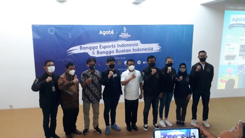 Kepala Staf Kepresidenan Jenderal TNI (Purn) Moeldoko saat kunjungan ke perusahaan produsen game Agate di Gedebage, Kota Bandung, Selasa (16/11).