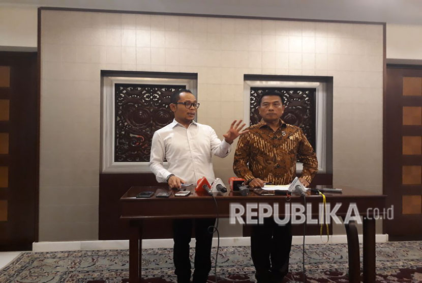 Kepala Staf Kepresidenan (KSP) Moeldoko dan Menteri Tenaga Kerja (Menaker) memberikan keterangan pers mengenai Perpres 20/2018 terkait penyederhanaan izin Tenaga Kerja Asing, di kantor KSP, Selasa (24/4).