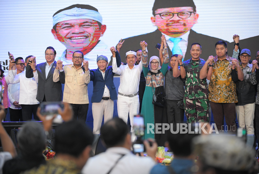 Kepala Staf Kepresidenan (KSP) Muhammad Qodari, Menteri Perumahan dan Kawasan Pemukiman Maruarar Sirait, Gubernur Jabar Dedi Mulyadi bersama Dirut Bank BJB Yusuf Saadudin dan usur terkait berfoto bersama saat acara Penguatan Ekosistem Perumahan dan Sosialisasi Kredit Program Perumahan di Gedung Sabuga, Kota Bandung, Kamis (18/9/2025). 