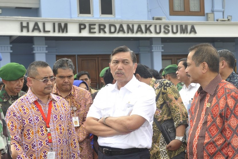 Kepala Staf Kepresidenan Luhut Binsar Pandjaitan (tengah) bersama Menteri Pariwisata Arief Yahya (kanan) melakukan Gladi Kotor Peringatan 60 Tahun Konferensi Asia Afrika (KAA) dan 10 Tahun Kemitraaan Strategis Baru Asia Afrika (NAASP) di Bandara Halim Perd