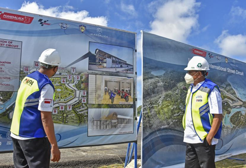 Kepala Staf Kepresidenan Moeldoko (kanan) mengamati gambar Sirkuit Mandalika saat melakukan kunjungan kerja di proyek pembangunan Mandalika International Street Circuit di Kawasan Ekonomi Khusus (KEK) Mandalika, Pujut, Praya, Lombok Tengah, NTB, Senin (7/6/2021). 