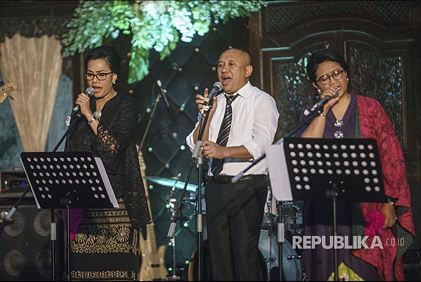 Kepala Staf Kepresidenan Tenen Masduki (tengah) bersama Menkeu Sri Mulyani (kiri) dan Menlu Retno Marsudi (kanan) bernyanyi saat resepsi pernikahan putri Mensesneg Pratikno di Jogja Expo Centre, DI Yogyakarta, Sabtu (30/12). 