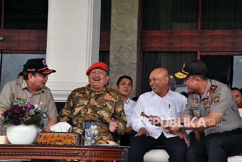   Kepala Staf Kepresidenan Teten Masduki dan Kepala Badan Nasional Penanggulangan Bencana (BNPB) Willem Rampangilei, Sabtu (18/2) datang langsung ke Palembang menghadiri Apel Kesiapsiagaan Personil dan Peralatan Penanggulangan Karhutla Tahun 2017. 