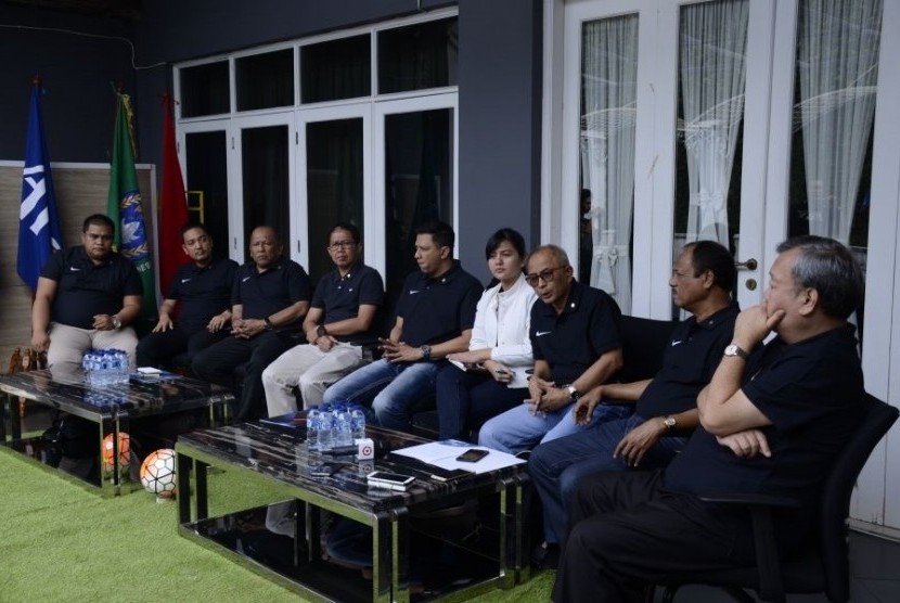 Sekjen PSSI Ratu Tisha Destria (keempat dari kanan) bersama sejumlah anggota Exco PSSI.
