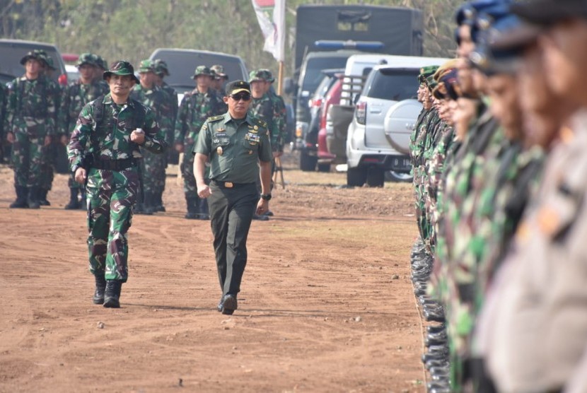 Kepala Staf Kodam JayaJayakarta (Kasdam Jaya) Brigjen TNI Suharyanto menginspeksi barisan TNI dan Polri yang mengikuti TMMD di Kabupaten Tangerang