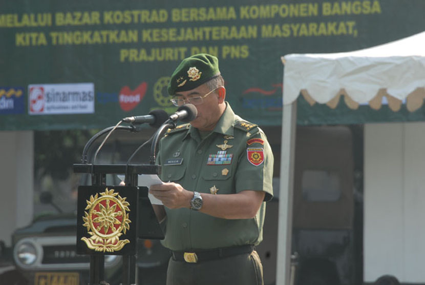 Kepala Staf Kostrad Mayjen TNI Meris Wiryadi membuka Bazar murah bagi seluruh warga Markas Kostrad  dengan harga yang relatif murah dan terjangkau. Bazar murah digelar di lapangan Markas Kostrad, Gambir, Jakarta Pusat, Kamis(10/3). 