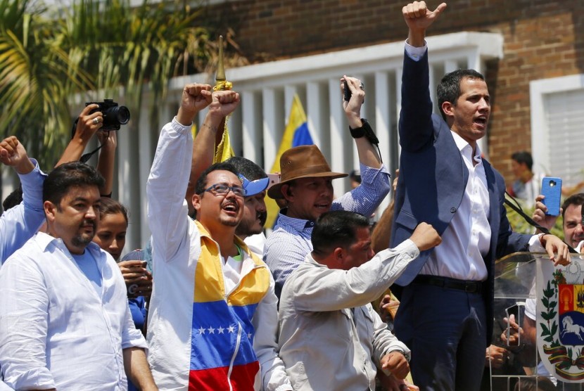 Kepala staf pemimpin oposisi Venezuela Juan Guaido, pengacara Roberto Marrero (paling kiri) saat kampanye bersama Guaido, 16 Maret 2019. Intelijen Venezuela disebut menculik Marrero. 