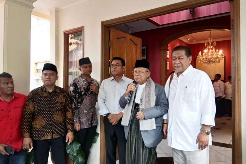 Kepala Staf Presiden Jenderal Purn. Moeldoko (keempat dari kiri), bakal calon wakil presiden KH Ma'ruf Amin, dan juru bicara tim kampanye nasional Deddy Mizwar memberikan keterangan pers kepada media usai pertemuan di Posko Cemara 19, Menteng, Jakarta Pusat, Sabtu (1/9).