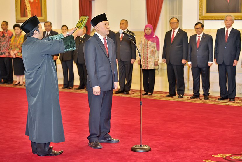   Kepala Staf Presiden Teten Masduki (kiri) mengucapkan sumpah jabatan saat acara pelantikan yang dipimpin Presiden Joko Widodo di Istana Negara, Jakarta, Rabu (2/9). (Antara/Yudhi Mahatma