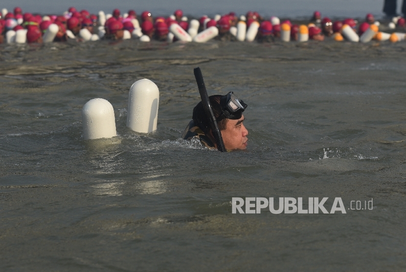 Kepala Staf TNI AL Laksamana TNI Ade Supandi berenang bersama prajurit Korps Marinir TNI AL melintasi Selat Madura di Surabaya, Jawa Timur, Kamis (28/4).ANTARA FOTO/Zabur Karuru