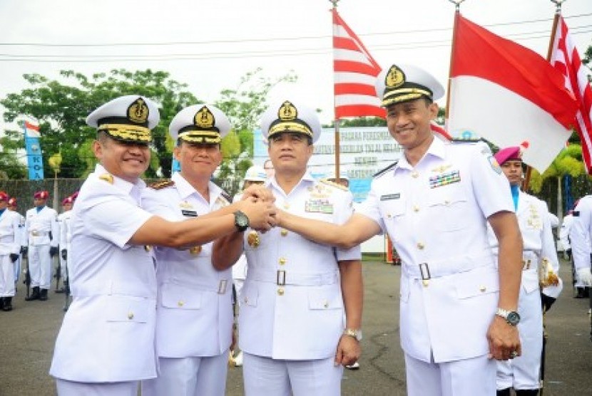 Kepala Staf TNI AL Laksamana TNI Adi Supandi (kedua kanan) melakukan salam komandousai peresmian peningkatan Lanal Pontianak Kelas B menjadi Lantamal XII Pontianak di Pontianak, Kalbar, Jumat (7/8).  