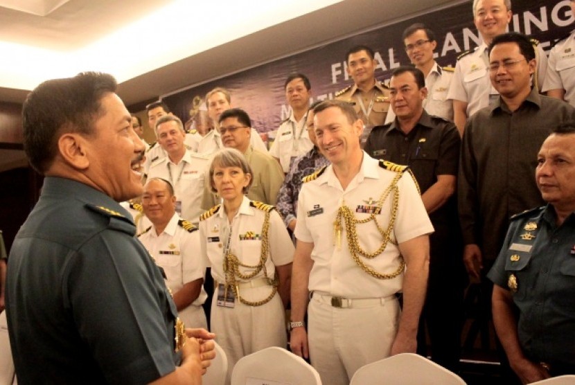 Kepala Staf TNI AL Laksamana TNI Marsetio (kiri) menyapa delegasi negara peserta Multilateral Naval Exercise Komodo 2014 di Batam, Kamis (16/1).