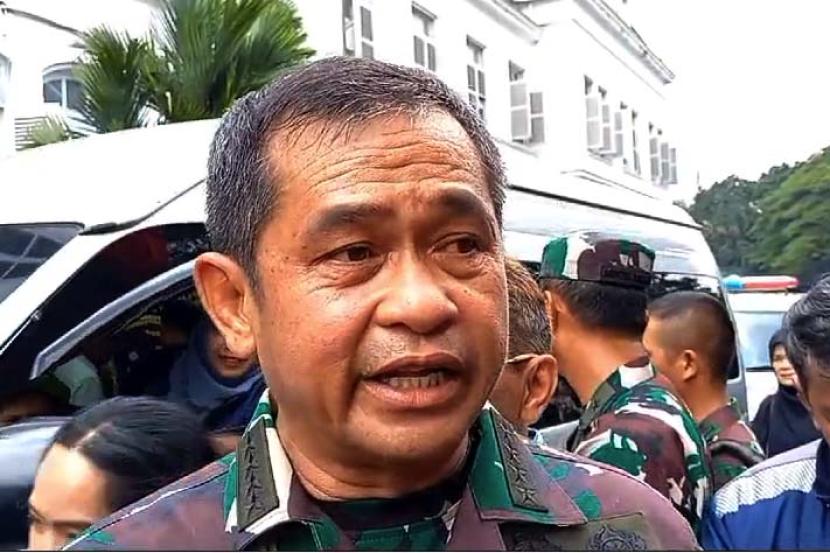 Kepala Staf TNI Angkatan Darat Jenderal TNI Maruli Simanjuntak takziah ke almarhum Solihin GP di tempat persemayaman di Mako II Makodam III Siliwangi, Kota Bandung, Selasa (5/3/2024).