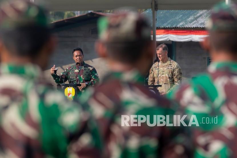 Kepala Staf TNI Angkatan Darat (KASAD) Jenderal Andika Perkasa (kiri) mengajak tenaga kesehatan tetap kuat di jalan kemanusiaan