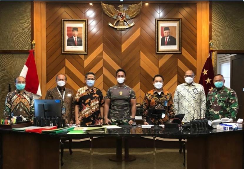 Kepala Staf TNI Angkatan Darat (KSAD) Jenderal TNI Andika Perkasa (tengah) bersama Kapushubad Brigjen TNI Masri, S.Sos (paling kanan), Direktur Enterprise & Business Service Telkom Edi Witjara (ketiga dari kanan), EVP Divisi Government Service Telkom Dedy Mardhianto (ketiga dari kiri), Direktur Utama Telkomsat Endi Fitri (kedua dari kanan), Direktur Komersial Telkomsat Puguh Indaryono (kedua dari kiri), dan Direktur Operasi Telkomsat Anggoro Kurnianto Widiawan (paling kiri) saat acara kunjungan di Mabes AD beberapa waktu yang lalu.