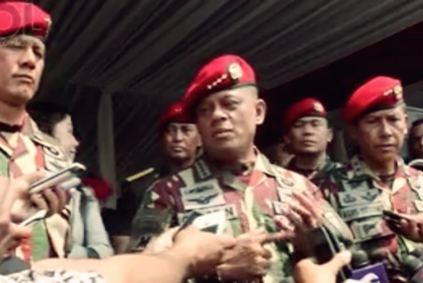 Kepala Staf TNI Angkatan Darat (KSAD) Jenderal TNI Gatot Nurmayanto (Tengah)